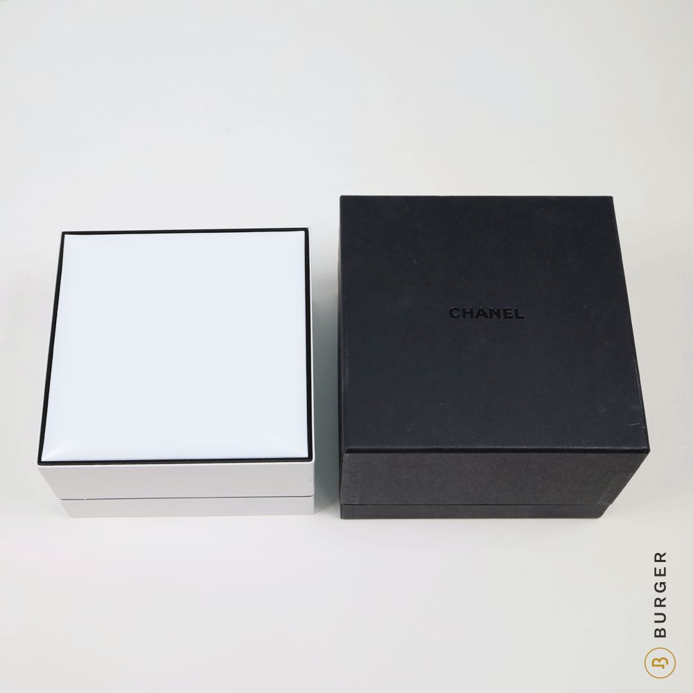 Choices Online Store - CHANEL gift box. 🎁 . The gift box includes